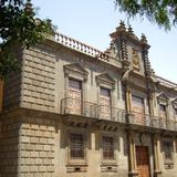 Palacio de Nava - Fachada de estilo híbrido (manierista, barroca y neoclásica)