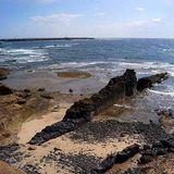 Dike emerging from the seabed