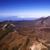 Vista aérea del Teide y Las Cañadas, con La Gomera al fondo