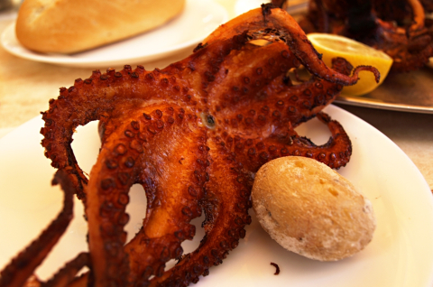 Pulpo con papas arrugadas